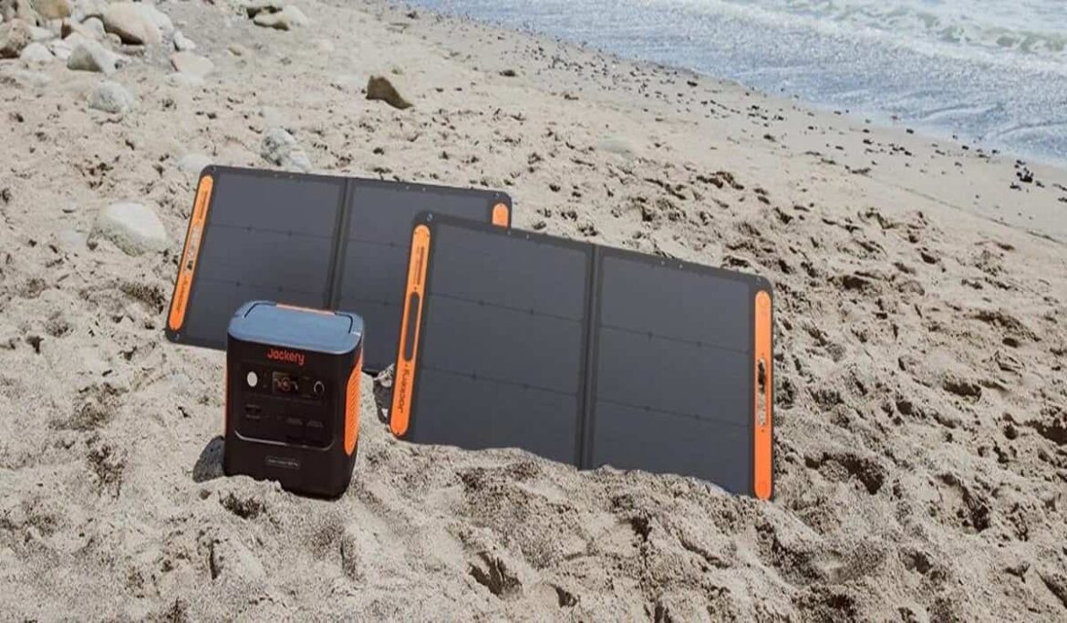 Un "Jackery Générateur Solaire" portable et ses panneaux photovoltaïques déployés en plein air, illustrant une solution d'énergie autonome et respectueuse de l'environnement pour le camping ou les coupures de courant.