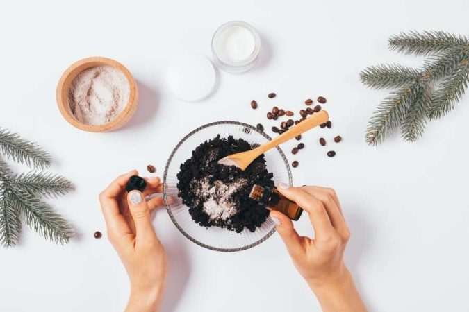 Des mains versent des ingrédients pour fabriquer ses cosmétiques maison.